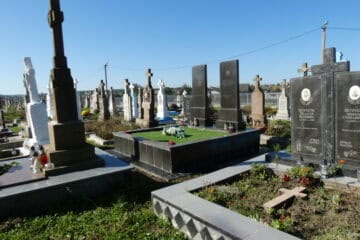 Вічний спокій на цвинтарі містечка Буцач, українські могили з пам'ятниками та квітами для рідних.