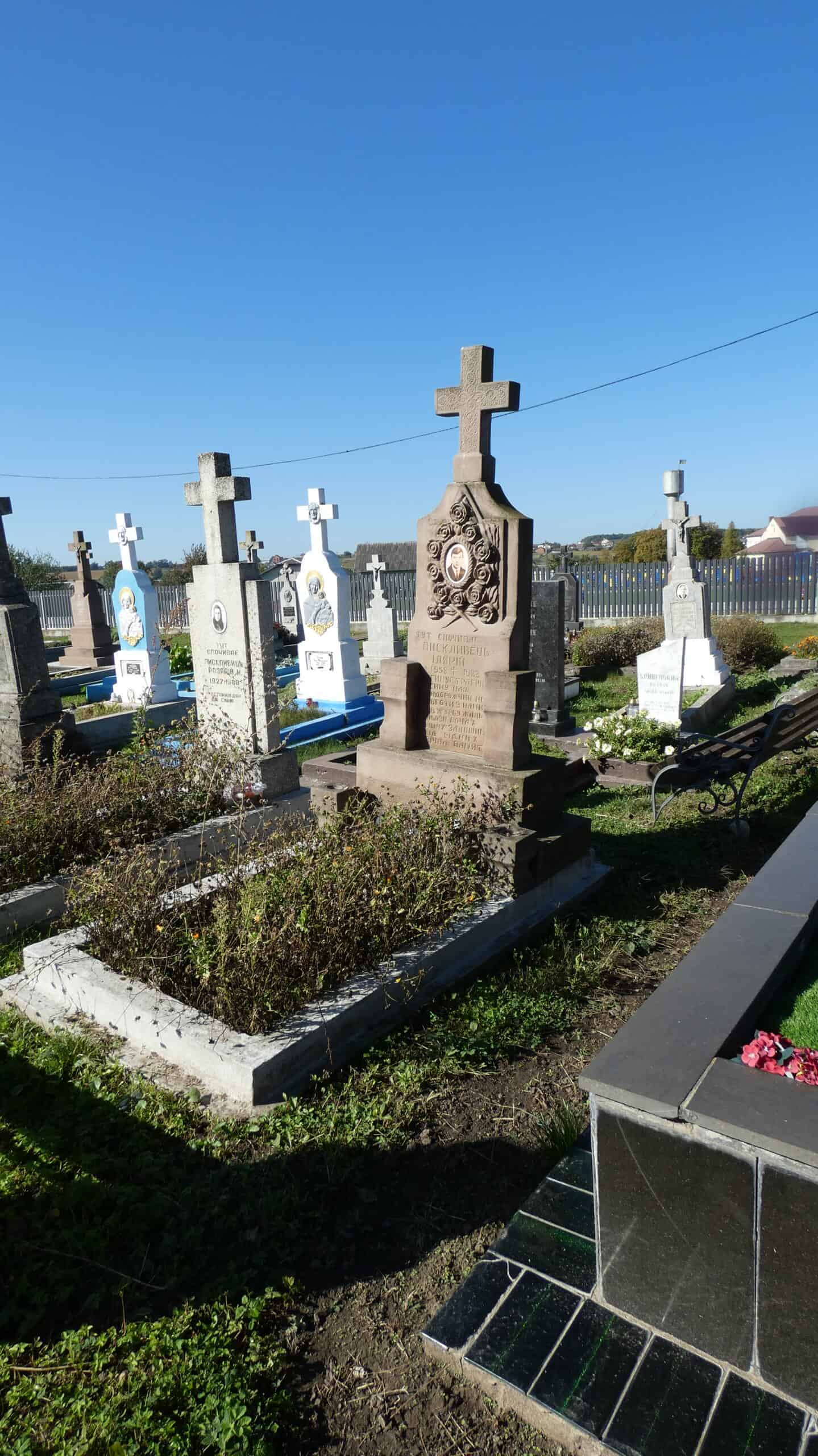 Могили з хрестами на цвинтарі Буцьяччя, історичний похоронний пам'ятник.