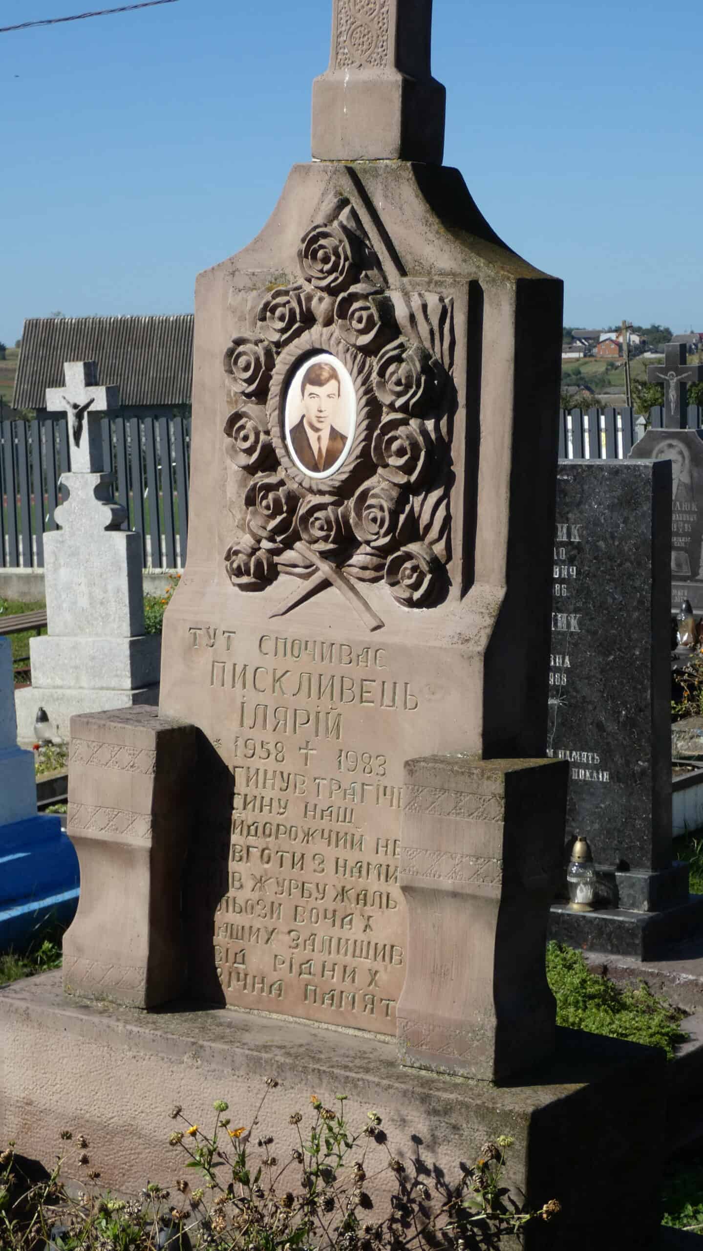 Меморіальний надгробок на цвинтарі Буцак, пам’ять про захисників України, історія та могили.