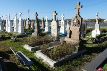 Могили на цвинтарі у Буцачі, історія та пам'ять про померлих, український поховальний дизайн, цвинтарна архітектура, меморіальні пам’ятки.