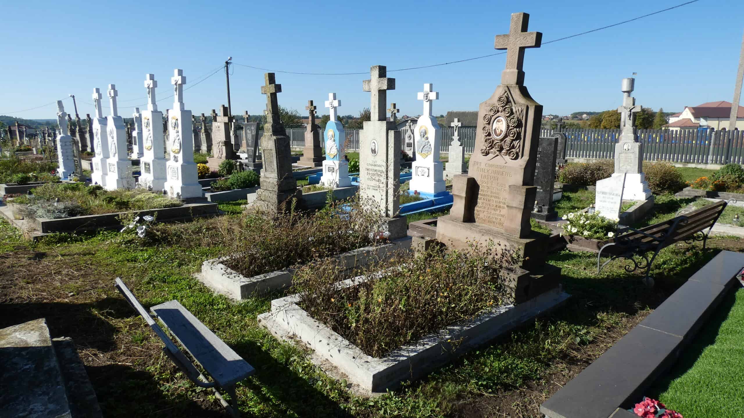 Могили на цвинтарі у Буцачі, історія та пам'ять про померлих, український поховальний дизайн, цвинтарна архітектура, меморіальні пам’ятки.