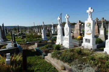 Могили на православному цвинтарі, красиві пам’ятники та хрести, історія та спокій місця | Цвинтар у Бучачі.