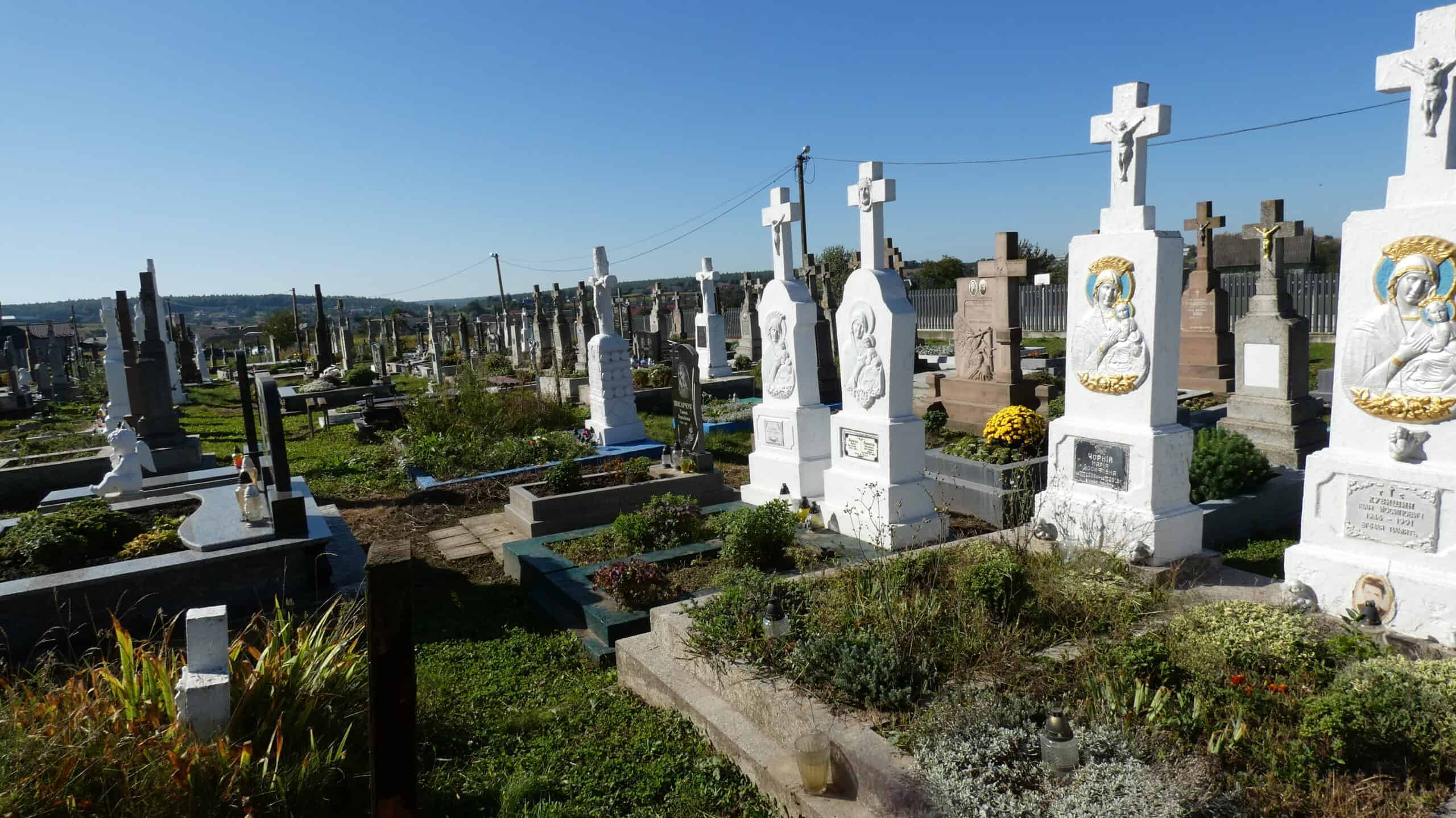 Могили на православному цвинтарі, красиві пам’ятники та хрести, історія та спокій місця | Цвинтар у Бучачі.