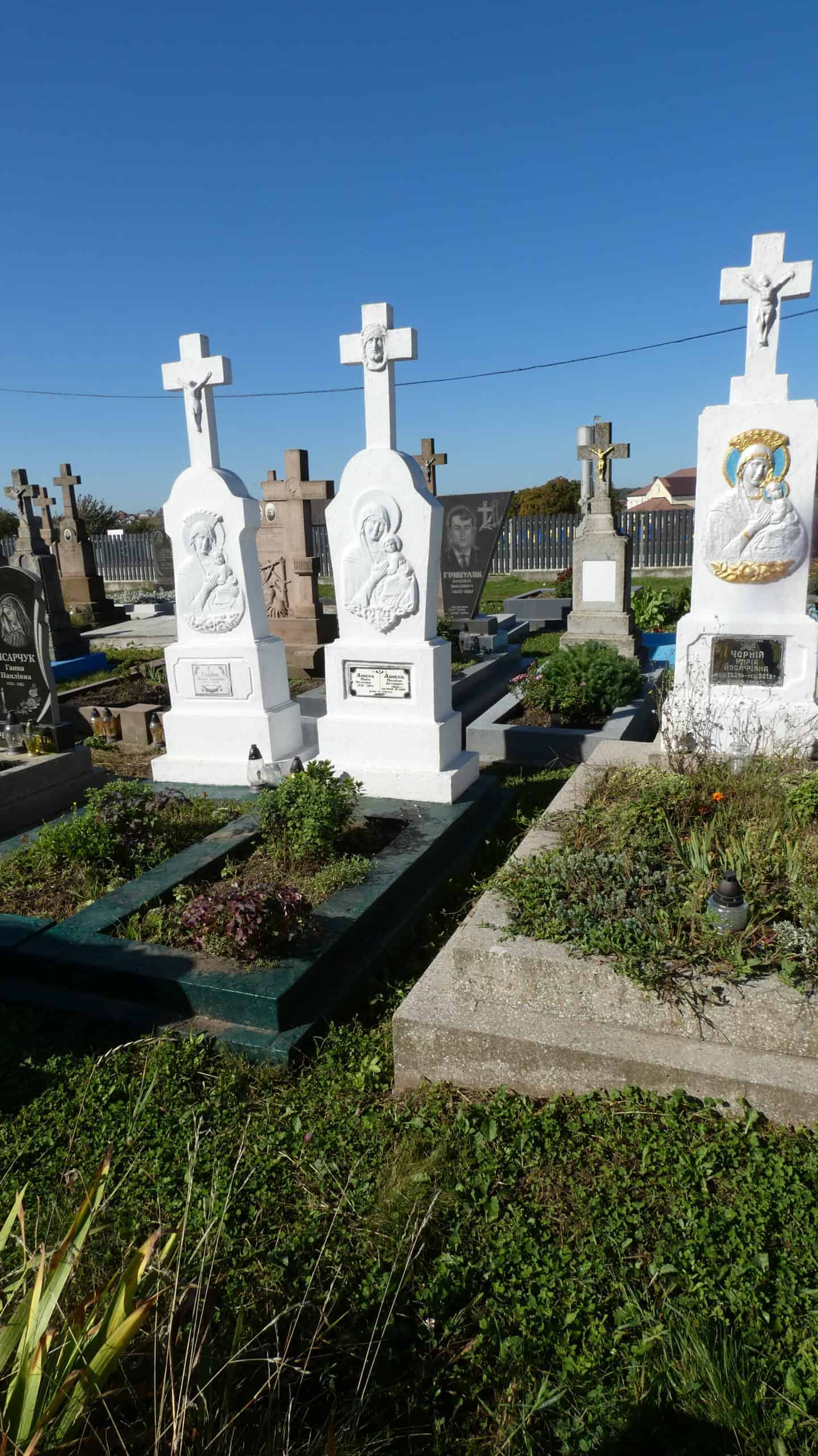 Вузький цвинтар у Бучачі, могили з хрестами та пам'ятниками.