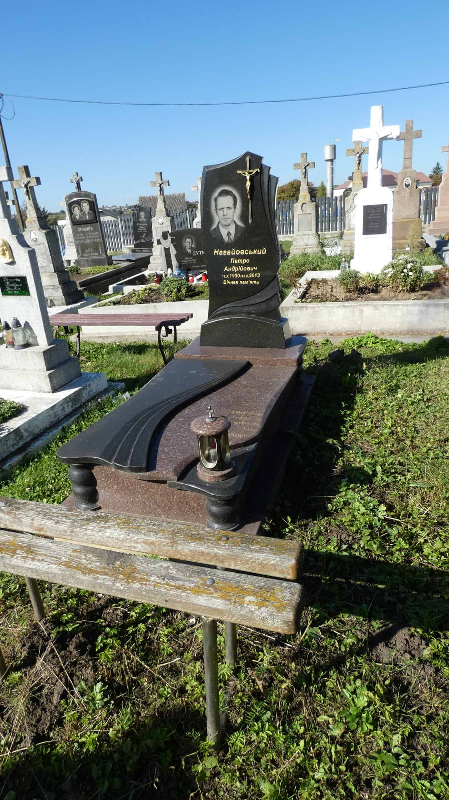 Відеплі гравірований пам'ятник на могилі з фотографією та хрестом, встановлений на цвинтарі в Буцачі.