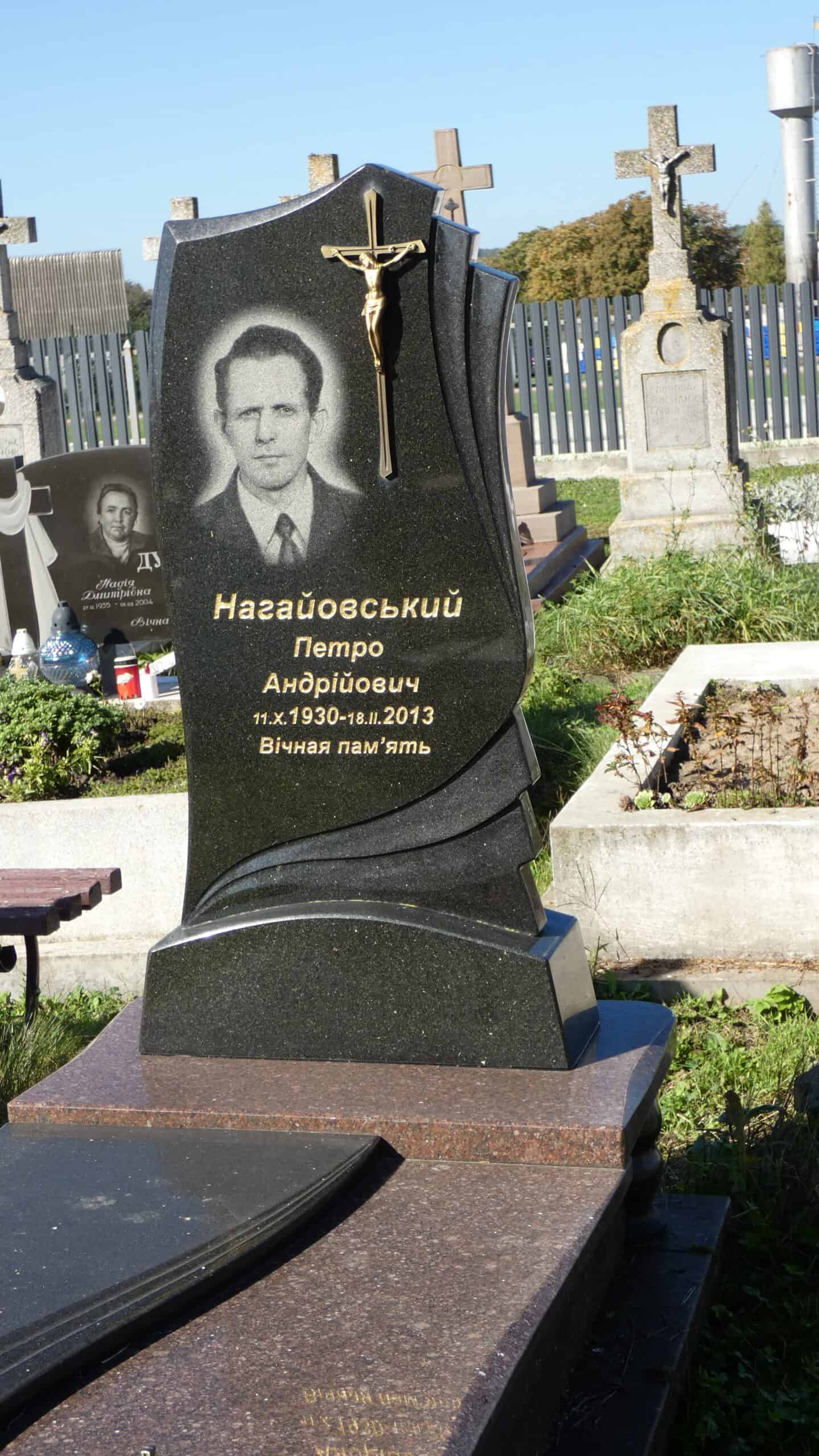 Меморіальний пам'ятник на цвинтарі у Буцачі, могила з портретом і хрестом.