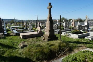 Могили на цвинтарі в Буцачі, український пам'ятник та надгробки.