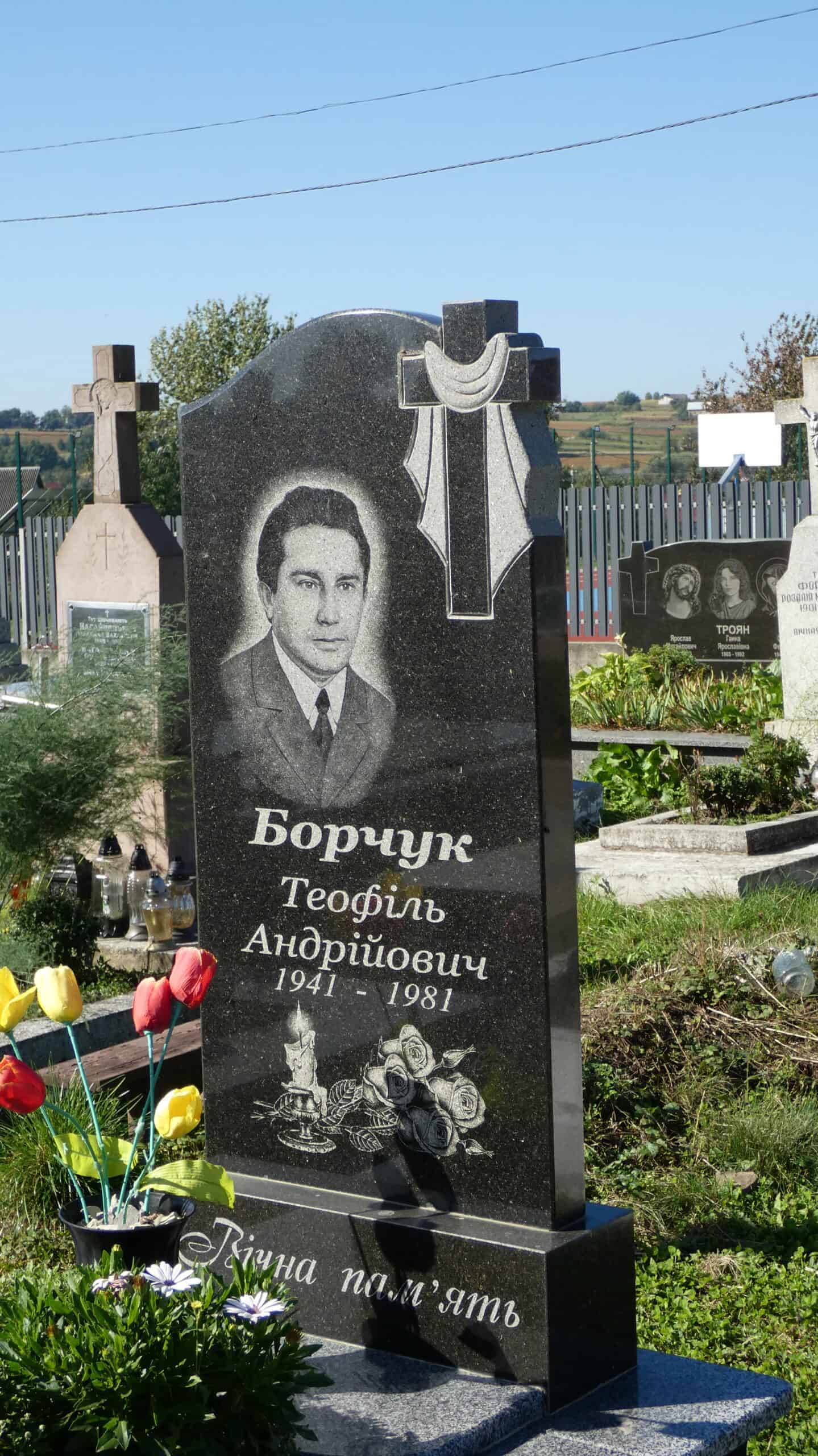 Високоякісний надгробний пам’ятник на цвинтарі в Буцачі з зображенням та іменем Борчук Теоділь Андрійовича.