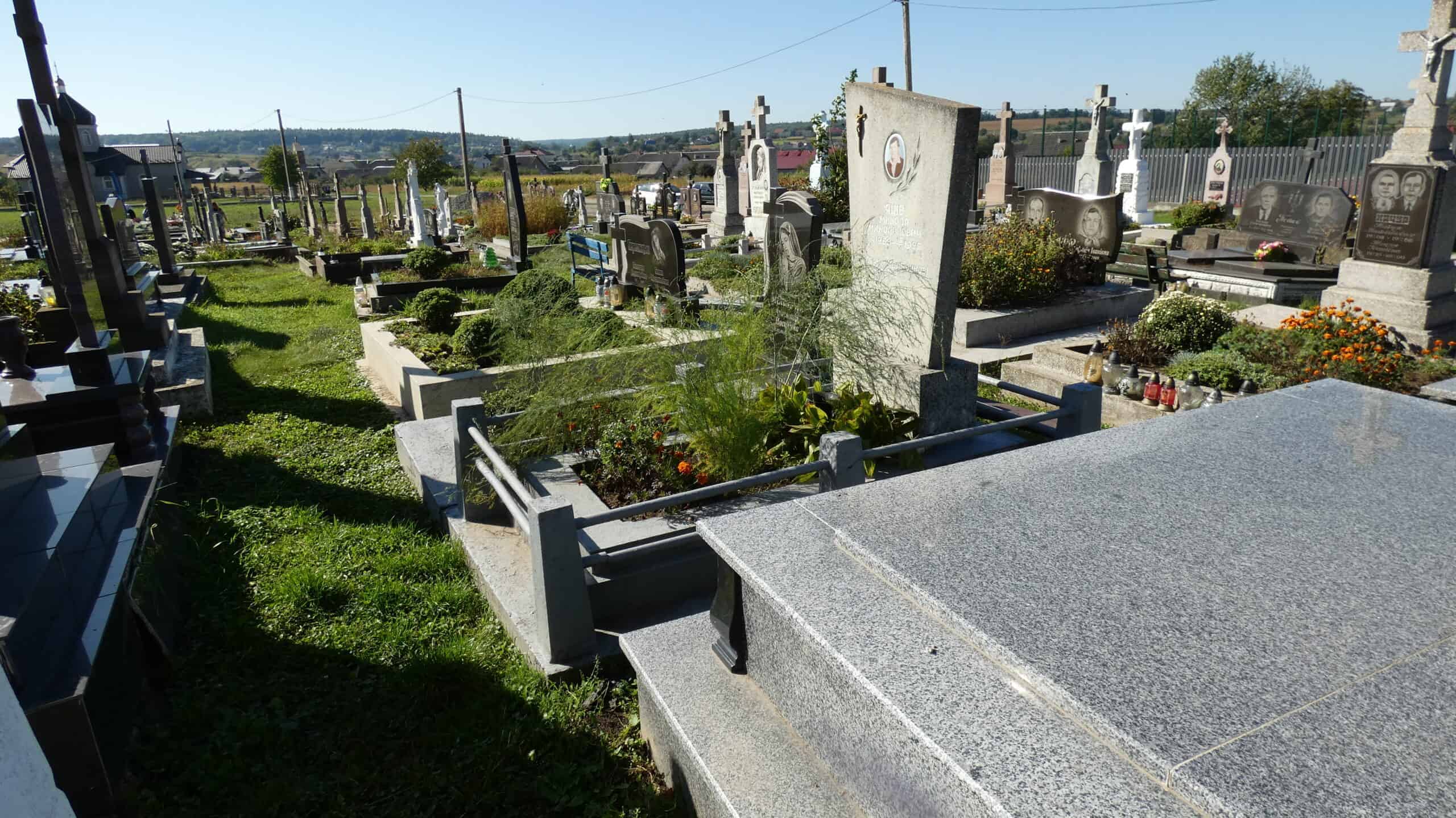 Могильний комплекс у цвинтарі в Бучачі, сучасне поховання та пам'ять про близьких.