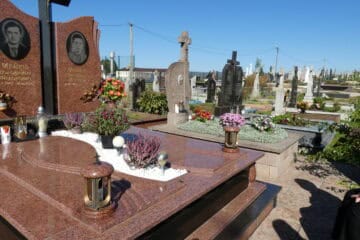 Вічний спомин на цвинтарі в Буцачі, пам'ятники з квітами та свічками, визначене місце поховання, меморіальні надгробки та пам'ять родини.