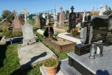 Вигляд єврейського цвинтаря в Бучачі з різноманітними могилами і пам'ятниками.