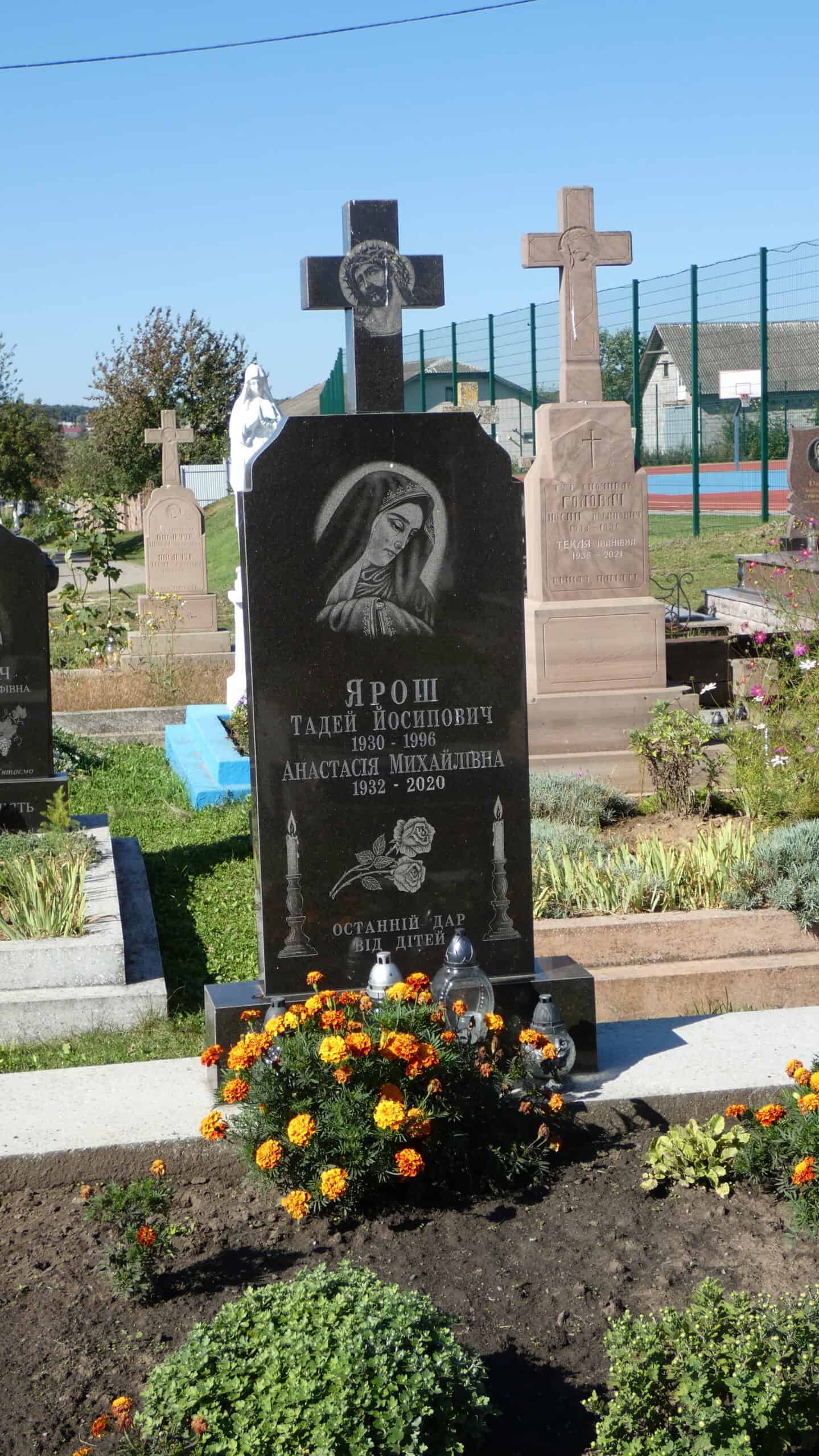 Могила з пам’ятником і іконою Божої матері на православному цвинтарі у Буцазі.