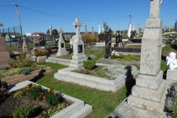 Могили на цвинтарі селі Буцачі, художньо оформлені пам’ятники з квітами й зеленню.