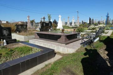 Вічний спочинок у цвинтарі Буцач, гарне озеленення та пам'ятники, спокій та повага для похованих.