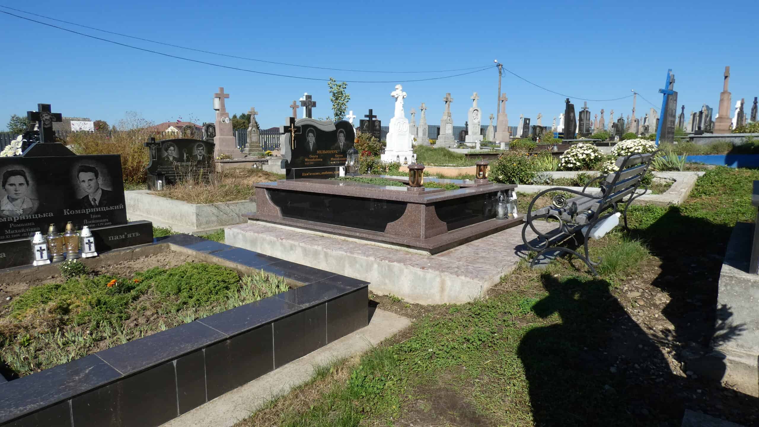 Вічний спочинок у цвинтарі Буцач, гарне озеленення та пам'ятники, спокій та повага для похованих.