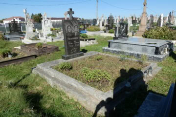 Могила на цвинтарі, Чернівці, відповідний похоронний пам'ятник.