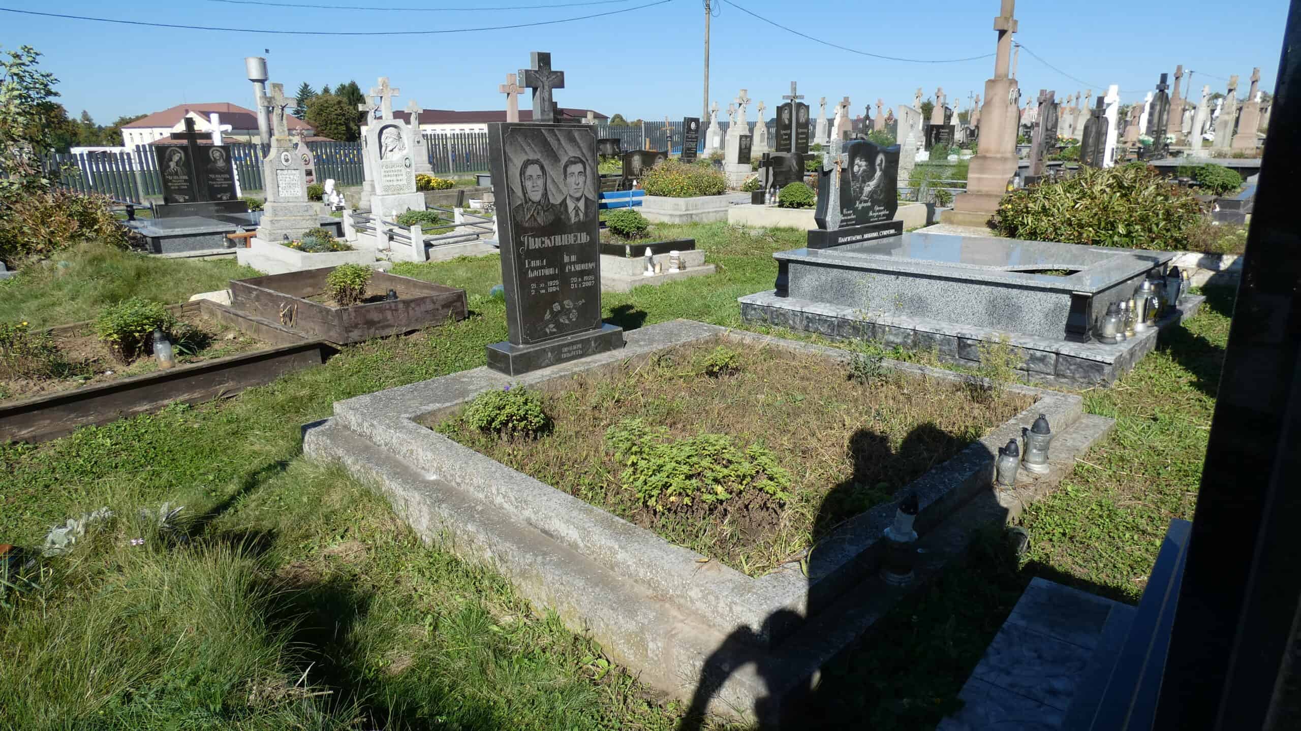 Могила на цвинтарі, Чернівці, відповідний похоронний пам'ятник.