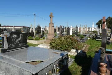 Могили на цвинтарі в Буцачі, символ пам’яті та вічної скорботи, красива панорама кладовища.