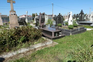 Вічні могили на цвинтарі Буцач, стильні пам'ятники, доглянуті зелень і квіти.