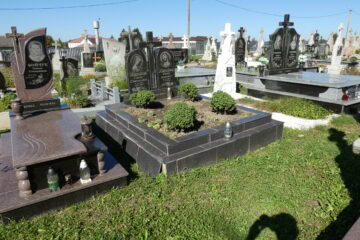 Вічний спокій на цвинтарі з красивим пам’ятником та зеленню, поховання в Буцачах, Україна.