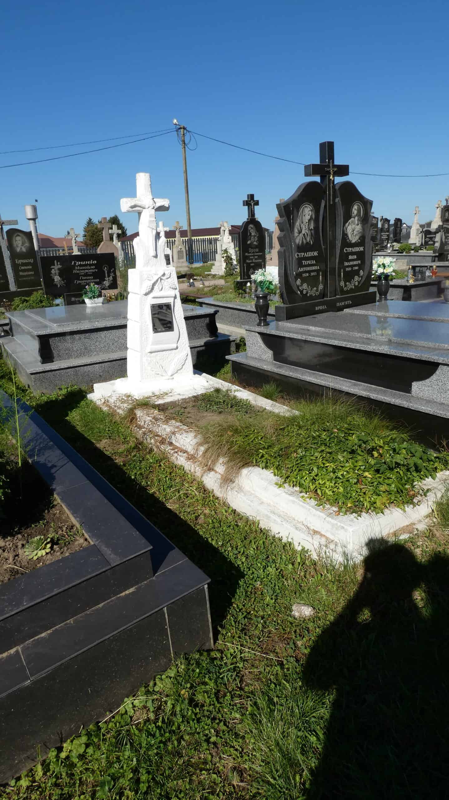 Дерев'яний хрест на цвинтарі у Буцачі. Священне місце поховання, меморіал у церкві.