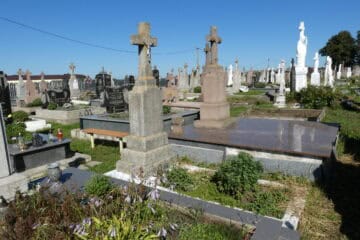 Могили на цвинтарі у Буцачі, історичне кладовище з меморіальними пам’ятками.