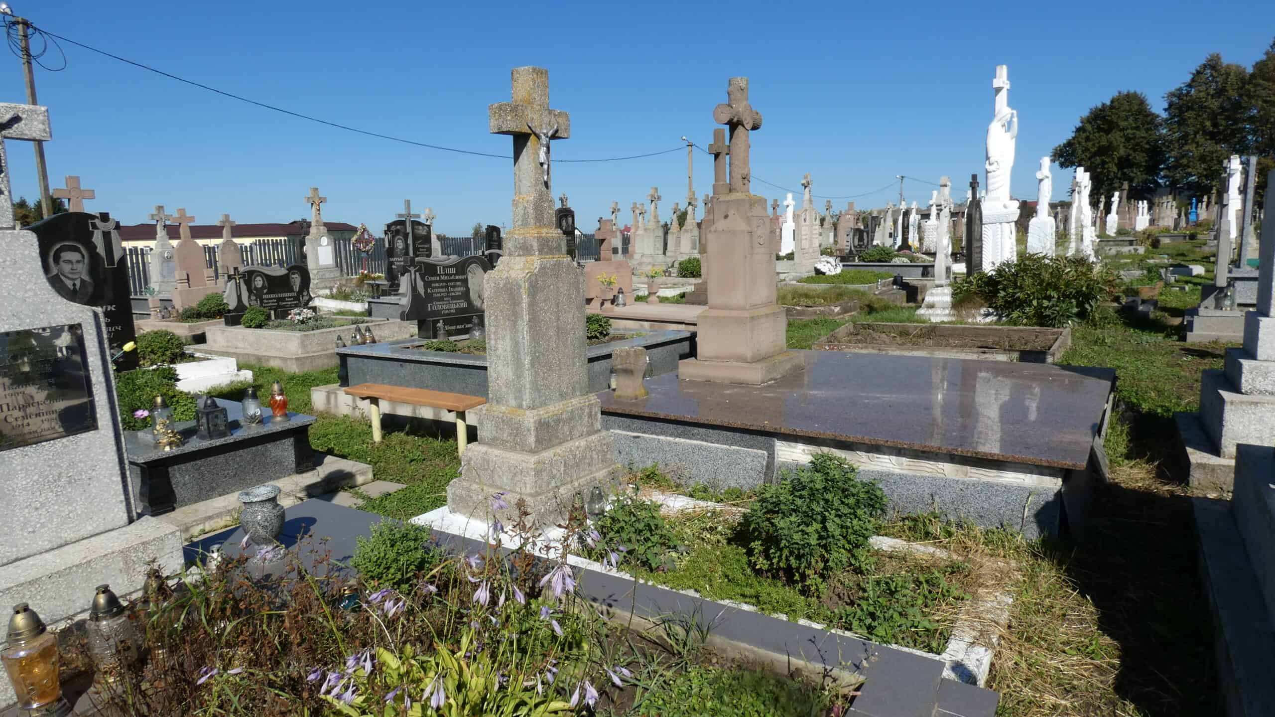 Могили на цвинтарі у Буцачі, історичне кладовище з меморіальними пам’ятками.