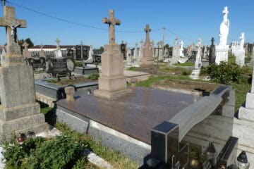 Могила з хрестом на цвинтарі, історичне поховання, меморіал у Буцачах, український кладовище, пам’ять про померлих.