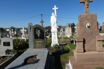 Могили у цвинтарі Буцач, зображені пам’ятники та хрести в селі Буцачцы.