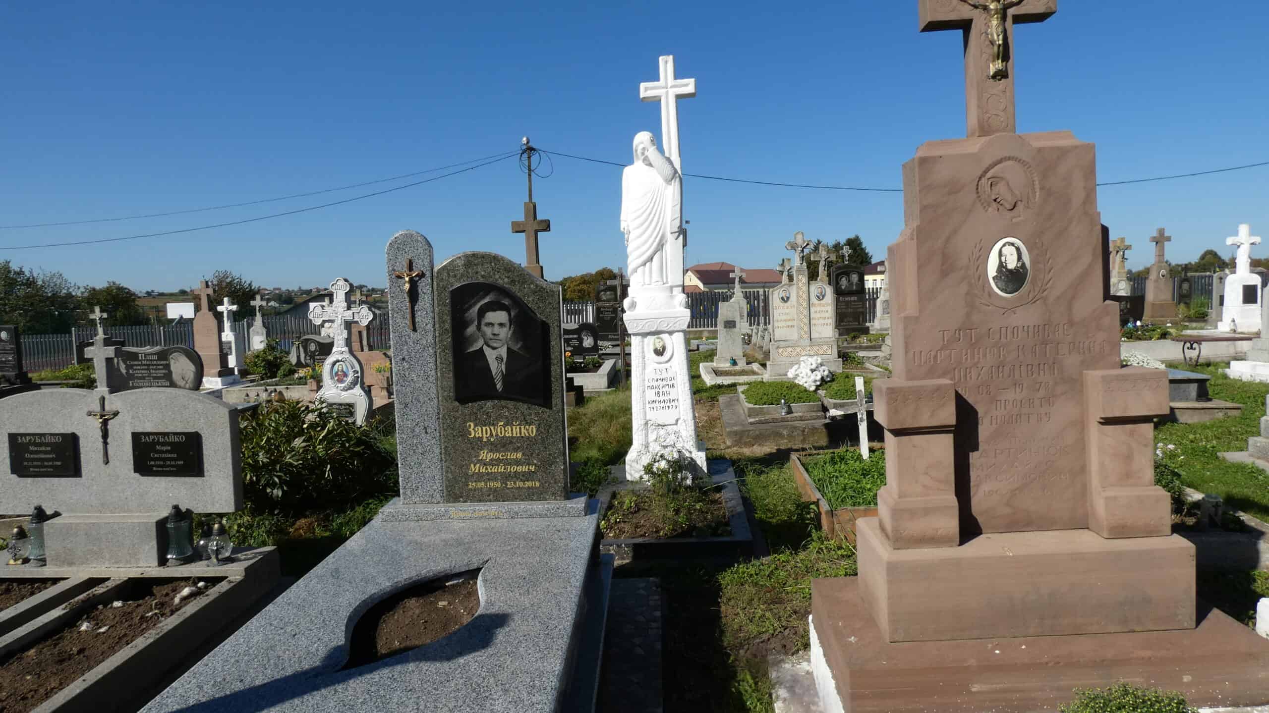 Могили у цвинтарі Буцач, зображені пам’ятники та хрести в селі Буцачцы.