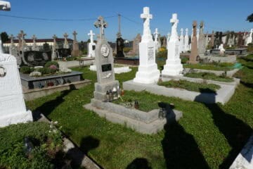 Могили на цвинтарі Бучач зростають у зелені, з безліччю пам’ятників та квітів.