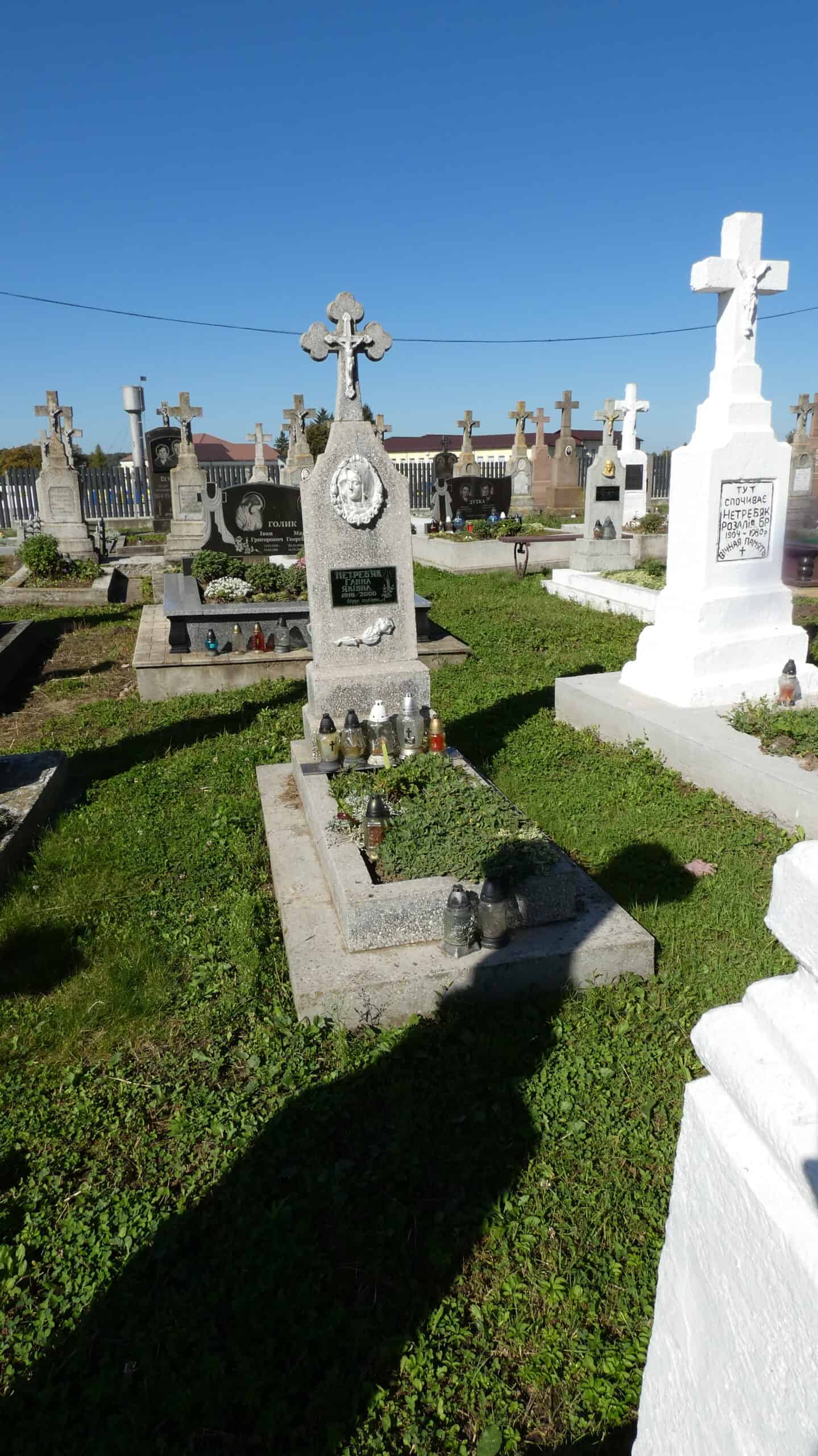 Могила з хрестом на українському цвинтарі у Буцаці, історичне місце поховання, меморіальні пам'ятки, кладовище.