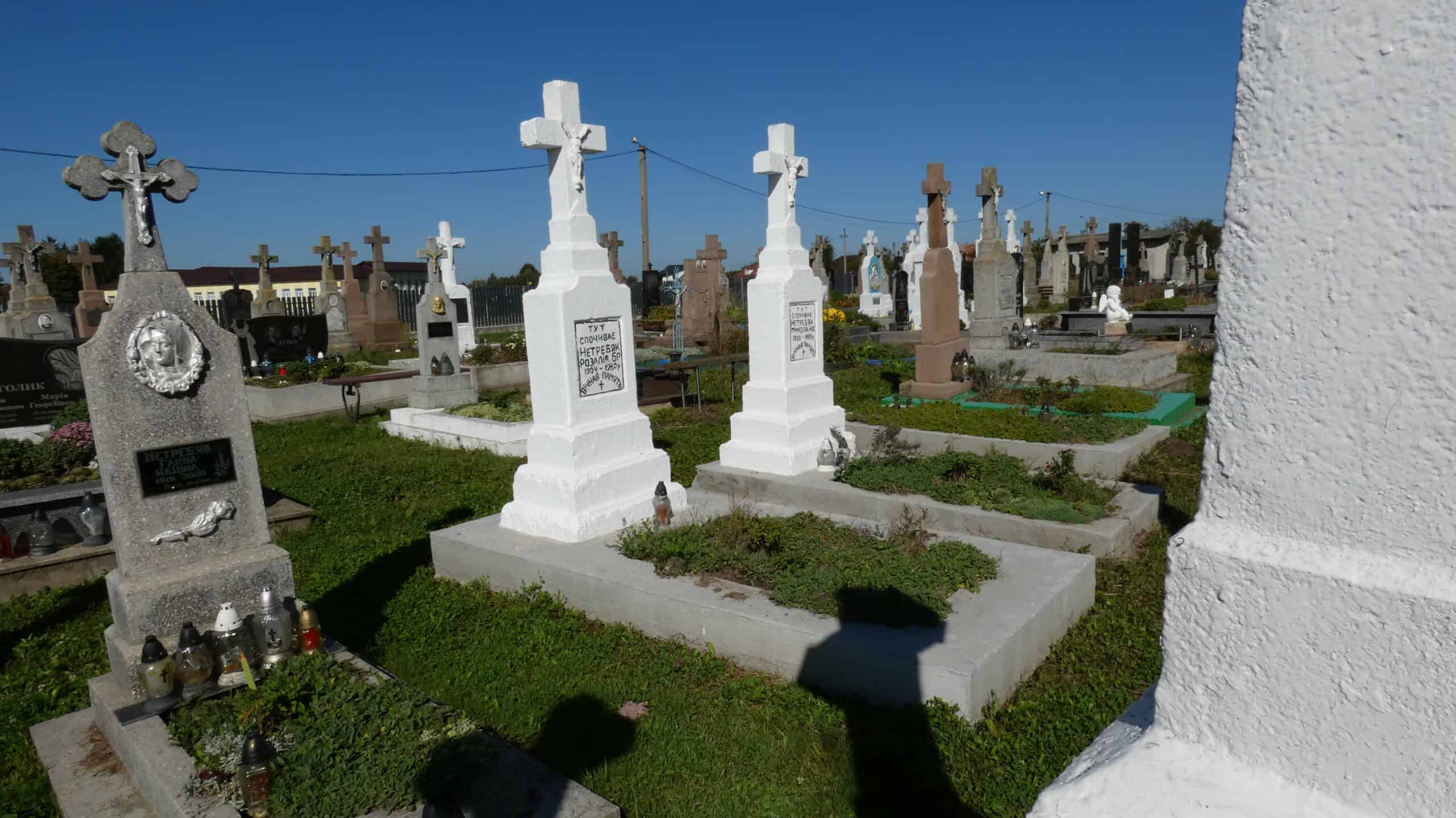 Вічний спокій на цвинтарі Буцькич - пам'ятки та могили, символ любові та пам'яті.