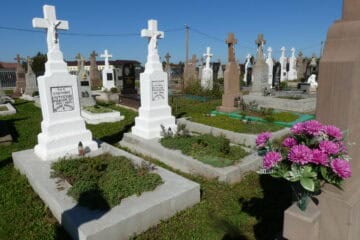 Біля могили з хрестами на цвинтарі в Буцачі.