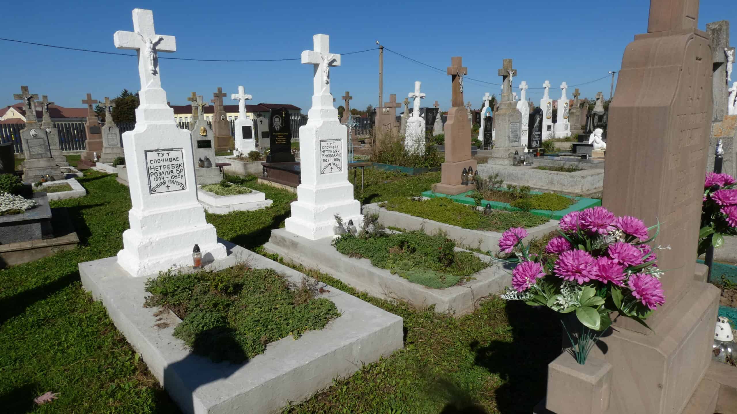 Біля могили з хрестами на цвинтарі в Буцачі.