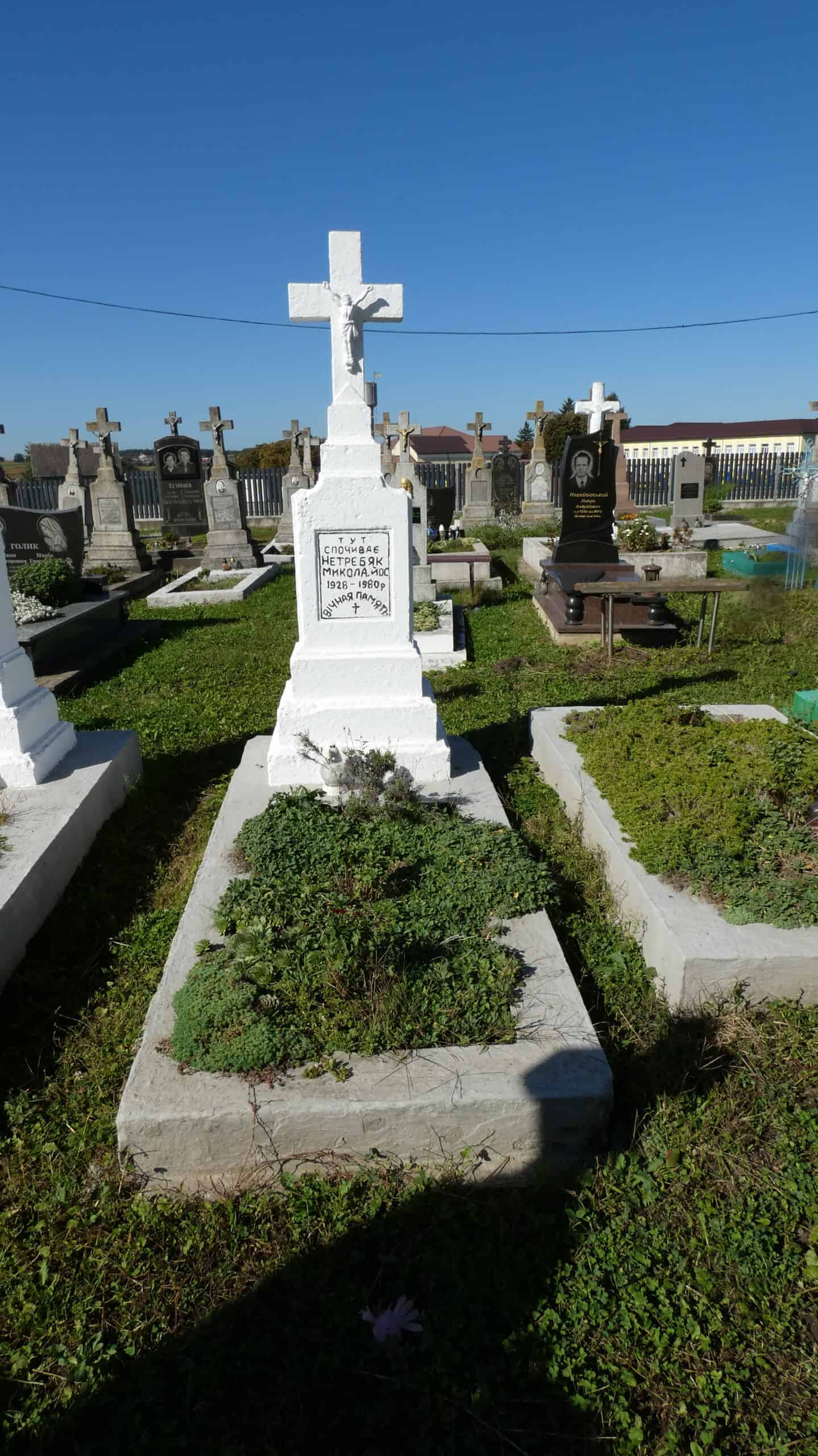 Могила з хрестом на цвинтарі Буцавці, меморіал українських поховань.