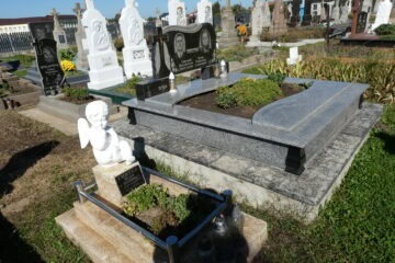 Вигляд кладовища з сучасним пам’ятником і скульптурою ангела, догляд за могилами в Буцáчі.