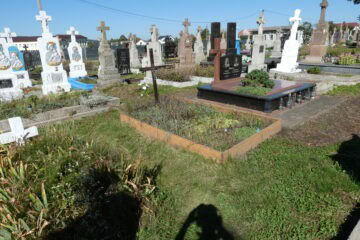 Релігійні пам’ятники та могили на цвинтарі Буцач. Фото старих і сучасних надгробків.