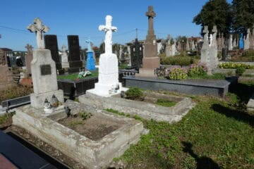 Могили з хрестами на цвинтарі в Буцачі, історичне кладовище України, братська могила під сонцем.