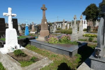 Могили на цвинтарі в Буцачі, історичні меморіальні пам’ятники.