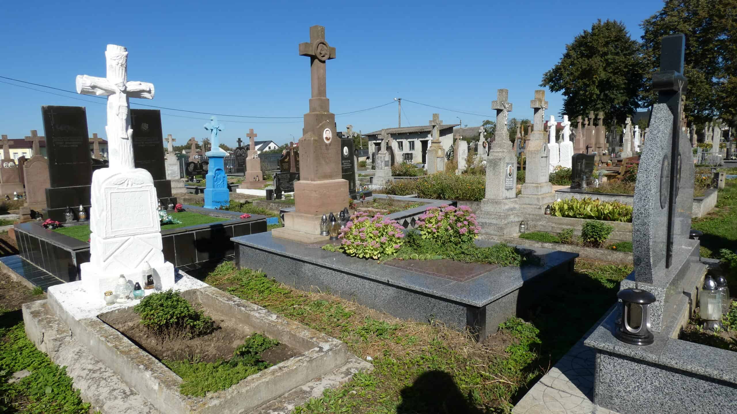 Могили на цвинтарі в Буцачі, історичні меморіальні пам’ятники.