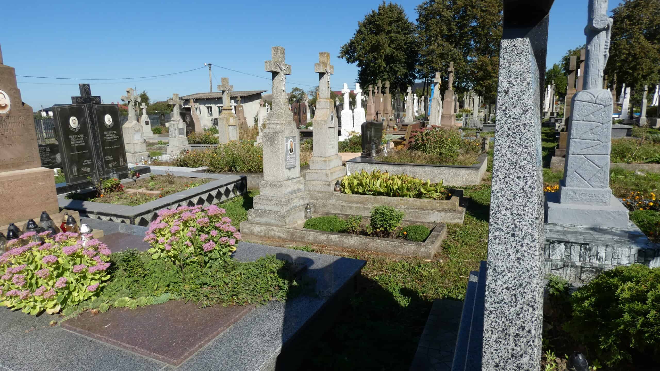 Історичне кладовище у Бучачі з старовинними могилами та пам’ятниками на українському цвинтарі.