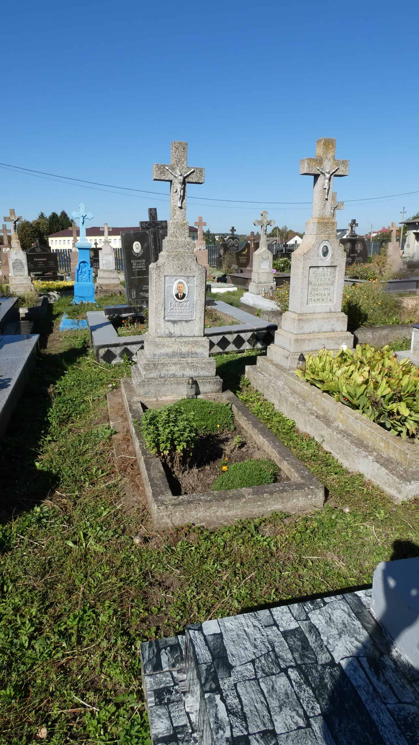 Могила з хрестом у цвинтарі Буцазька церква, старий меморіал, могильний пам’ятник в українському стилі.