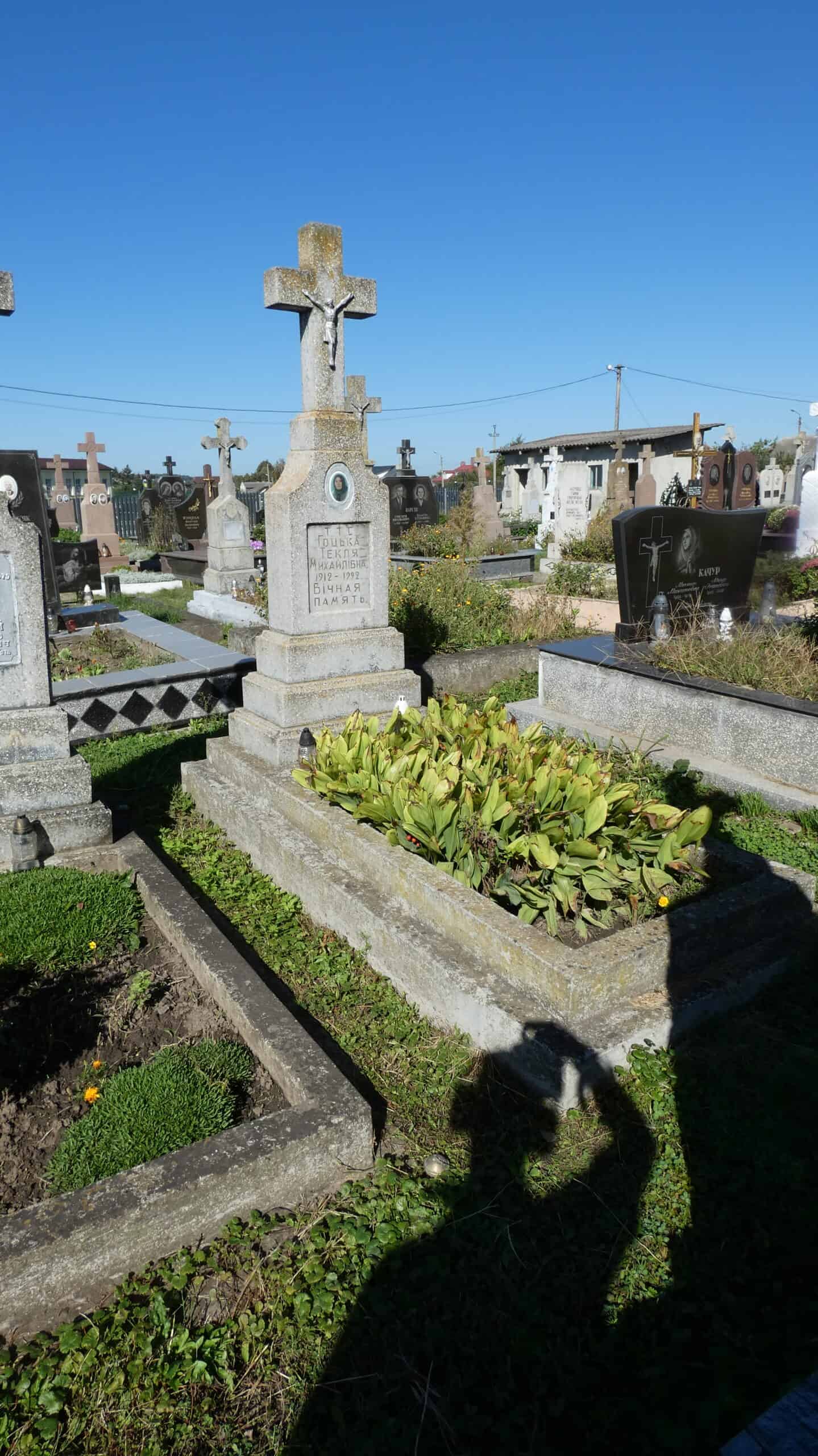 Могила з хрестом у цвинтарі Буцач, меморіальний пам’ятник на цвинтарі Буцач.