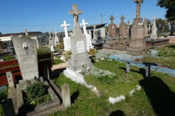 Могили на цвинтарі у Бучачі, історичні пам’ятки і меморіальні хрести, місце спокою та пам’яті загиблих.