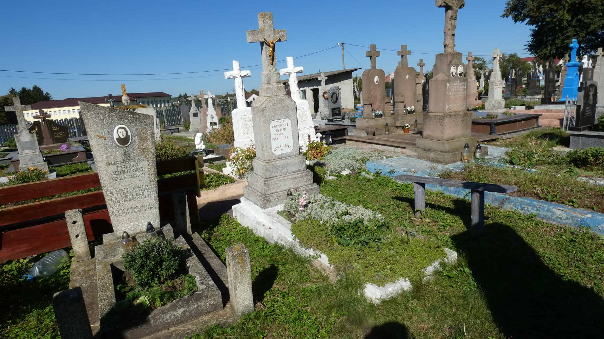 Могили на цвинтарі у Бучачі, історичні пам’ятки і меморіальні хрести, місце спокою та пам’яті загиблих.