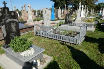 Могила з металевим огордженням у цвинтарі Бучач.