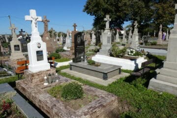 Цвинтар у Буцначі з пам’ятниками та могилами, чудовий місце для вшанування пам'яті померлих.