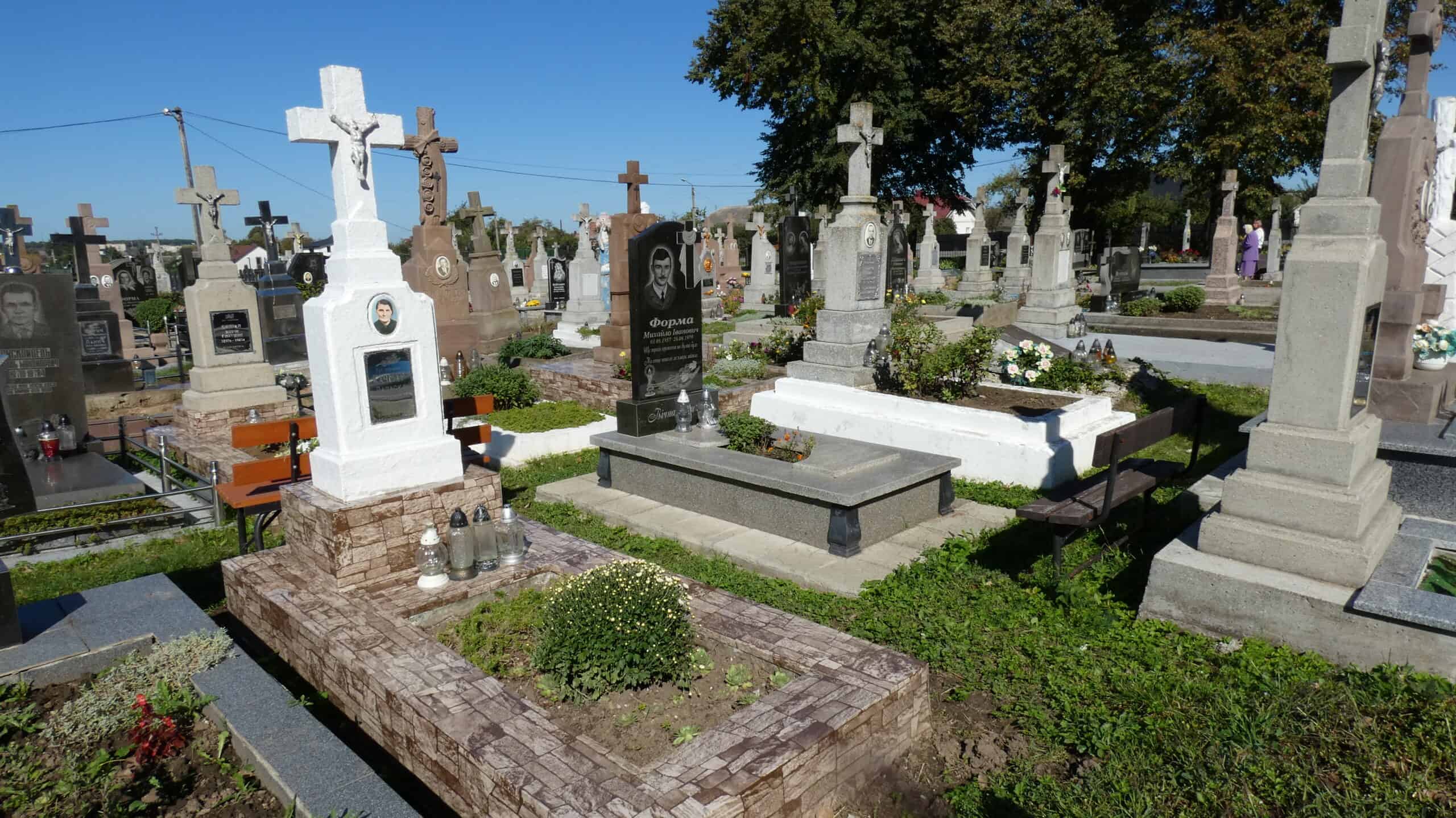 Цвинтар у Буцначі з пам’ятниками та могилами, чудовий місце для вшанування пам'яті померлих.