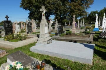 Могили на цвинтарі в Бучачі, могильні пам’ятники та квіткові кладовища.